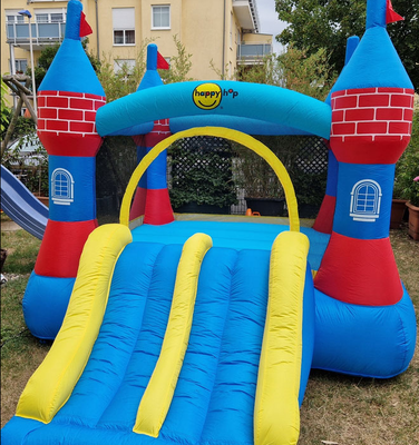 Kleine Burg mit Doppelrutsche