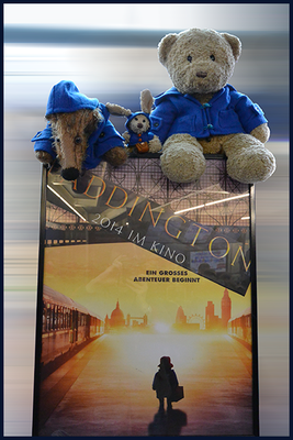 Fredi, Cäsar und Kasimir sitzen hoch oben auf dem Kinoplakat von Paddington