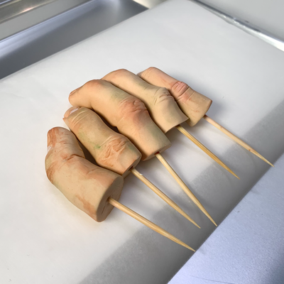 砂糖細工【左手指001】砂糖細工で制作した「左手指」です。 すべてひとつづつ手作業で作っております。  ハロウィンの時や普段でも、グロ怖いケーキの装飾などに大活躍！！