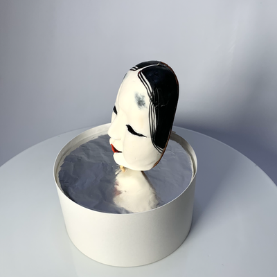 砂糖細工【能面風若女001】 砂糖細工で制作した「能面風 若女」です。 すべてひとつづつ手作業で作っております。それぞれ個性と風合いが違います♡  能面風若女の砂糖細工はいろいろな飾りに使えそうな予感です。 能面としては全く機能不足ですがケーキの飾りとしては抜群です。（注意事項：ふわふわのケーキには向かないです！こちらの砂糖細工は重たいです。） 能面の中の若女は大体20歳頃のピチピチギャルらしいです。  木箱風のケーキの飾りや、真っ赤、真っ黒のケーキにポツンっと飾るのもなんだか迫力があって◎  ちょっぴり