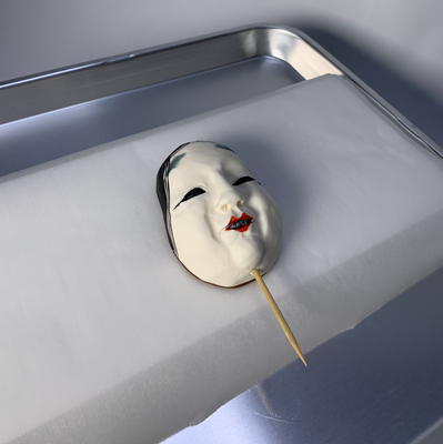 砂糖細工【能面風若女003】 砂糖細工で制作した「能面風 若女」です。 すべてひとつづつ手作業で作っております。それぞれ個性と風合いが違います♡ こちらの能面風若女００３が他の能面砂糖細工と比べて一番重たいです。  能面風若女の砂糖細工はいろいろな飾りに使えそうな予感です。 能面としては全く機能不足ですがケーキの飾りとしては抜群です。（注意事項：ふわふわのケーキには向かないです！こちらの砂糖細工は重たいです。） 能面の中の若女は大体20歳頃のピチピチギャルらしいです。  木箱風のケーキの飾りや、真っ赤、真