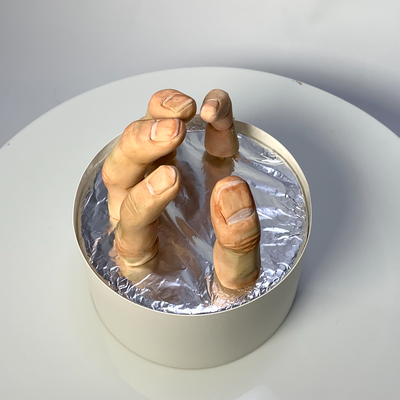 砂糖細工【左手指001】砂糖細工で制作した「左手指」です。 すべてひとつづつ手作業で作っております。  ハロウィンの時や普段でも、グロ怖いケーキの装飾などに大活躍！！