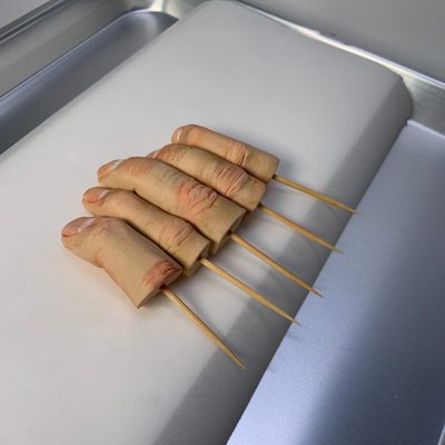 砂糖細工【右手指001】 砂糖細工で制作した「右手指」です。 すべてひとつづつ手作業で作っております。  ハロウィンの時や普段にも、グロ怖いケーキの装飾などに大活躍！！