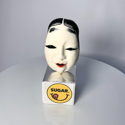 砂糖細工【能面風若女002】 砂糖細工で制作した「能面風 若女」です。 すべてひとつづつ手作業で作っております。それぞれ個性と風合いが違います♡  能面風若女の砂糖細工はいろいろな飾りに使えそうな予感です。 能面としては全く機能不足ですがケーキの飾りとしては抜群です。（注意事項：ふわふわのケーキには向かないです！こちらの砂糖細工は重たいです。） 能面の中の若女は大体20歳頃のピチピチギャルらしいです。  木箱風のケーキの飾りや、真っ赤、真っ黒のケーキにポツンっと飾るのもなんだか迫力があって◎  ちょっぴり
