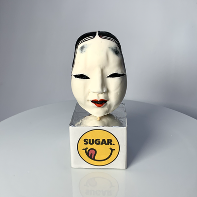 砂糖細工【能面風若女001】 砂糖細工で制作した「能面風 若女」です。 すべてひとつづつ手作業で作っております。それぞれ個性と風合いが違います♡  能面風若女の砂糖細工はいろいろな飾りに使えそうな予感です。 能面としては全く機能不足ですがケーキの飾りとしては抜群です。（注意事項：ふわふわのケーキには向かないです！こちらの砂糖細工は重たいです。） 能面の中の若女は大体20歳頃のピチピチギャルらしいです。  木箱風のケーキの飾りや、真っ赤、真っ黒のケーキにポツンっと飾るのもなんだか迫力があって◎  ちょっぴり