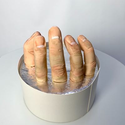 砂糖細工【右手指001】 砂糖細工で制作した「右手指」です。 すべてひとつづつ手作業で作っております。  ハロウィンの時や普段にも、グロ怖いケーキの装飾などに大活躍！！