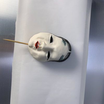 砂糖細工【能面風若女003】 砂糖細工で制作した「能面風 若女」です。 すべてひとつづつ手作業で作っております。それぞれ個性と風合いが違います♡ こちらの能面風若女００３が他の能面砂糖細工と比べて一番重たいです。  能面風若女の砂糖細工はいろいろな飾りに使えそうな予感です。 能面としては全く機能不足ですがケーキの飾りとしては抜群です。（注意事項：ふわふわのケーキには向かないです！こちらの砂糖細工は重たいです。） 能面の中の若女は大体20歳頃のピチピチギャルらしいです。  木箱風のケーキの飾りや、真っ赤、真