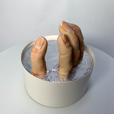 砂糖細工【右手指001】 砂糖細工で制作した「右手指」です。 すべてひとつづつ手作業で作っております。  ハロウィンの時や普段にも、グロ怖いケーキの装飾などに大活躍！！