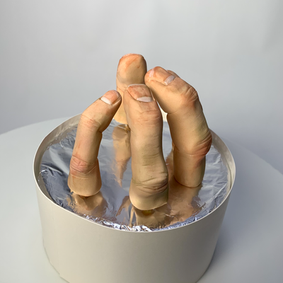 砂糖細工【左手指001】砂糖細工で制作した「左手指」です。 すべてひとつづつ手作業で作っております。  ハロウィンの時や普段でも、グロ怖いケーキの装飾などに大活躍！！