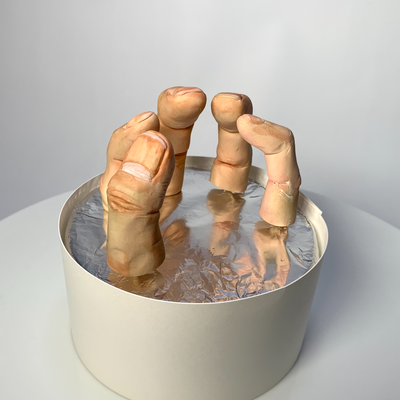 砂糖細工【左手指001】砂糖細工で制作した「左手指」です。 すべてひとつづつ手作業で作っております。  ハロウィンの時や普段でも、グロ怖いケーキの装飾などに大活躍！！