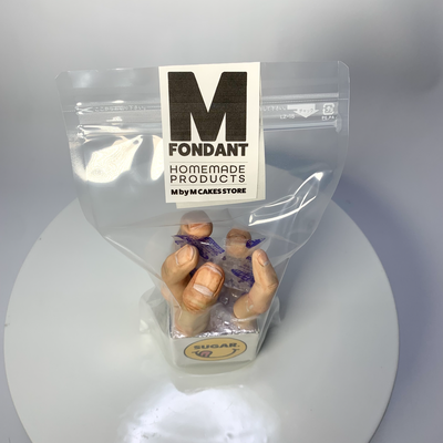 砂糖細工【左手指001】砂糖細工で制作した「左手指」です。 すべてひとつづつ手作業で作っております。  ハロウィンの時や普段でも、グロ怖いケーキの装飾などに大活躍！！