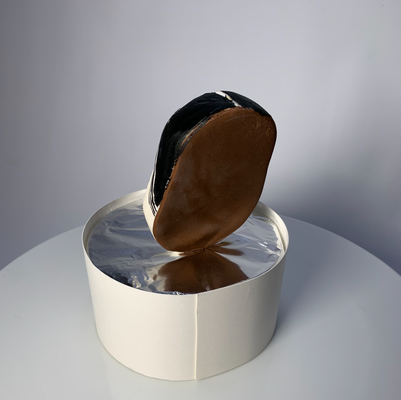 砂糖細工【能面風若女003】 砂糖細工で制作した「能面風 若女」です。 すべてひとつづつ手作業で作っております。それぞれ個性と風合いが違います♡ こちらの能面風若女００３が他の能面砂糖細工と比べて一番重たいです。  能面風若女の砂糖細工はいろいろな飾りに使えそうな予感です。 能面としては全く機能不足ですがケーキの飾りとしては抜群です。（注意事項：ふわふわのケーキには向かないです！こちらの砂糖細工は重たいです。） 能面の中の若女は大体20歳頃のピチピチギャルらしいです。  木箱風のケーキの飾りや、真っ赤、真