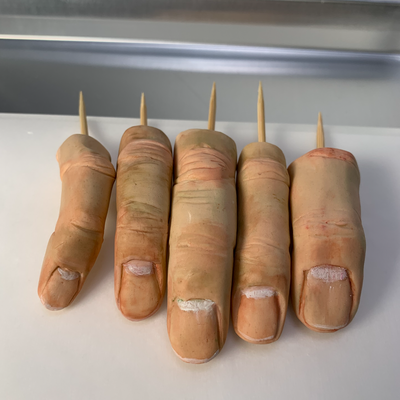 砂糖細工【右手指001】 砂糖細工で制作した「右手指」です。 すべてひとつづつ手作業で作っております。  ハロウィンの時や普段にも、グロ怖いケーキの装飾などに大活躍！！