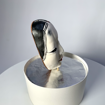 砂糖細工【能面風若女001】 砂糖細工で制作した「能面風 若女」です。 すべてひとつづつ手作業で作っております。それぞれ個性と風合いが違います♡  能面風若女の砂糖細工はいろいろな飾りに使えそうな予感です。 能面としては全く機能不足ですがケーキの飾りとしては抜群です。（注意事項：ふわふわのケーキには向かないです！こちらの砂糖細工は重たいです。） 能面の中の若女は大体20歳頃のピチピチギャルらしいです。  木箱風のケーキの飾りや、真っ赤、真っ黒のケーキにポツンっと飾るのもなんだか迫力があって◎  ちょっぴり