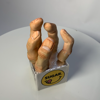 砂糖細工【左手指001】砂糖細工で制作した「左手指」です。 すべてひとつづつ手作業で作っております。  ハロウィンの時や普段でも、グロ怖いケーキの装飾などに大活躍！！