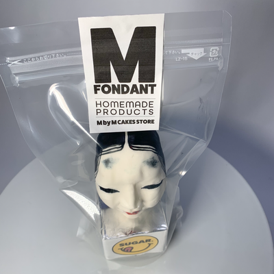 砂糖細工【能面風若女001】 砂糖細工で制作した「能面風 若女」です。 すべてひとつづつ手作業で作っております。それぞれ個性と風合いが違います♡  能面風若女の砂糖細工はいろいろな飾りに使えそうな予感です。 能面としては全く機能不足ですがケーキの飾りとしては抜群です。（注意事項：ふわふわのケーキには向かないです！こちらの砂糖細工は重たいです。） 能面の中の若女は大体20歳頃のピチピチギャルらしいです。  木箱風のケーキの飾りや、真っ赤、真っ黒のケーキにポツンっと飾るのもなんだか迫力があって◎  ちょっぴり