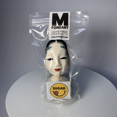 砂糖細工【能面風若女003】 砂糖細工で制作した「能面風 若女」です。 すべてひとつづつ手作業で作っております。それぞれ個性と風合いが違います♡ こちらの能面風若女００３が他の能面砂糖細工と比べて一番重たいです。  能面風若女の砂糖細工はいろいろな飾りに使えそうな予感です。 能面としては全く機能不足ですがケーキの飾りとしては抜群です。（注意事項：ふわふわのケーキには向かないです！こちらの砂糖細工は重たいです。） 能面の中の若女は大体20歳頃のピチピチギャルらしいです。  木箱風のケーキの飾りや、真っ赤、真