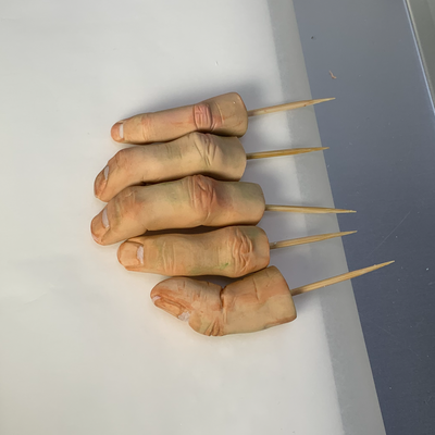 砂糖細工【左手指001】砂糖細工で制作した「左手指」です。 すべてひとつづつ手作業で作っております。  ハロウィンの時や普段でも、グロ怖いケーキの装飾などに大活躍！！