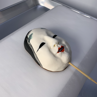 砂糖細工【能面風若女003】 砂糖細工で制作した「能面風 若女」です。 すべてひとつづつ手作業で作っております。それぞれ個性と風合いが違います♡ こちらの能面風若女００３が他の能面砂糖細工と比べて一番重たいです。  能面風若女の砂糖細工はいろいろな飾りに使えそうな予感です。 能面としては全く機能不足ですがケーキの飾りとしては抜群です。（注意事項：ふわふわのケーキには向かないです！こちらの砂糖細工は重たいです。） 能面の中の若女は大体20歳頃のピチピチギャルらしいです。  木箱風のケーキの飾りや、真っ赤、真