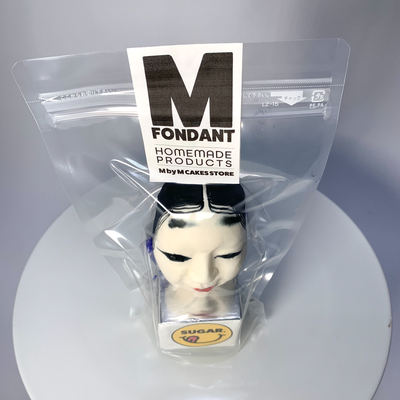 砂糖細工【能面風若女002】 砂糖細工で制作した「能面風 若女」です。 すべてひとつづつ手作業で作っております。それぞれ個性と風合いが違います♡  能面風若女の砂糖細工はいろいろな飾りに使えそうな予感です。 能面としては全く機能不足ですがケーキの飾りとしては抜群です。（注意事項：ふわふわのケーキには向かないです！こちらの砂糖細工は重たいです。） 能面の中の若女は大体20歳頃のピチピチギャルらしいです。  木箱風のケーキの飾りや、真っ赤、真っ黒のケーキにポツンっと飾るのもなんだか迫力があって◎  ちょっぴり