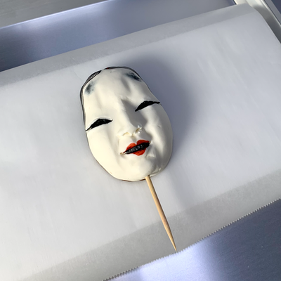砂糖細工【能面風若女001】 砂糖細工で制作した「能面風 若女」です。 すべてひとつづつ手作業で作っております。それぞれ個性と風合いが違います♡  能面風若女の砂糖細工はいろいろな飾りに使えそうな予感です。 能面としては全く機能不足ですがケーキの飾りとしては抜群です。（注意事項：ふわふわのケーキには向かないです！こちらの砂糖細工は重たいです。） 能面の中の若女は大体20歳頃のピチピチギャルらしいです。  木箱風のケーキの飾りや、真っ赤、真っ黒のケーキにポツンっと飾るのもなんだか迫力があって◎  ちょっぴり