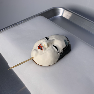 砂糖細工【能面風若女003】 砂糖細工で制作した「能面風 若女」です。 すべてひとつづつ手作業で作っております。それぞれ個性と風合いが違います♡ こちらの能面風若女００３が他の能面砂糖細工と比べて一番重たいです。  能面風若女の砂糖細工はいろいろな飾りに使えそうな予感です。 能面としては全く機能不足ですがケーキの飾りとしては抜群です。（注意事項：ふわふわのケーキには向かないです！こちらの砂糖細工は重たいです。） 能面の中の若女は大体20歳頃のピチピチギャルらしいです。  木箱風のケーキの飾りや、真っ赤、真