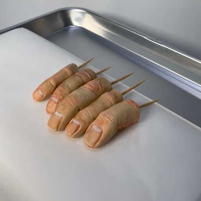 砂糖細工【右手指001】 砂糖細工で制作した「右手指」です。 すべてひとつづつ手作業で作っております。  ハロウィンの時や普段にも、グロ怖いケーキの装飾などに大活躍！！