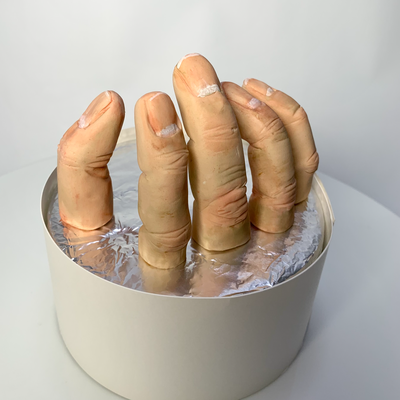 砂糖細工【右手指001】 砂糖細工で制作した「右手指」です。 すべてひとつづつ手作業で作っております。  ハロウィンの時や普段にも、グロ怖いケーキの装飾などに大活躍！！