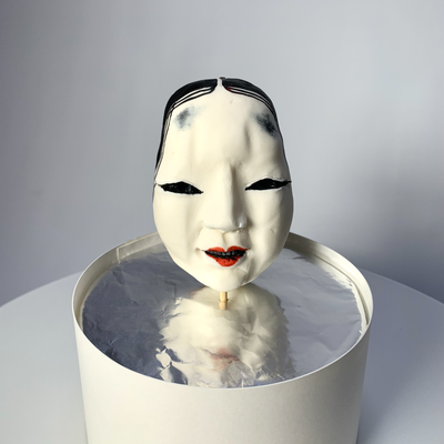 砂糖細工【能面風若女001】 砂糖細工で制作した「能面風 若女」です。 すべてひとつづつ手作業で作っております。それぞれ個性と風合いが違います♡  能面風若女の砂糖細工はいろいろな飾りに使えそうな予感です。 能面としては全く機能不足ですがケーキの飾りとしては抜群です。（注意事項：ふわふわのケーキには向かないです！こちらの砂糖細工は重たいです。） 能面の中の若女は大体20歳頃のピチピチギャルらしいです。  木箱風のケーキの飾りや、真っ赤、真っ黒のケーキにポツンっと飾るのもなんだか迫力があって◎  ちょっぴり