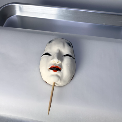 砂糖細工【能面風若女001】 砂糖細工で制作した「能面風 若女」です。 すべてひとつづつ手作業で作っております。それぞれ個性と風合いが違います♡  能面風若女の砂糖細工はいろいろな飾りに使えそうな予感です。 能面としては全く機能不足ですがケーキの飾りとしては抜群です。（注意事項：ふわふわのケーキには向かないです！こちらの砂糖細工は重たいです。） 能面の中の若女は大体20歳頃のピチピチギャルらしいです。  木箱風のケーキの飾りや、真っ赤、真っ黒のケーキにポツンっと飾るのもなんだか迫力があって◎  ちょっぴり