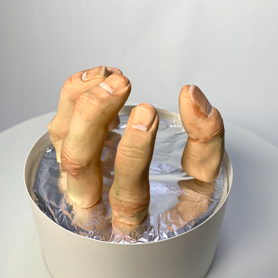 砂糖細工【左手指001】砂糖細工で制作した「左手指」です。 すべてひとつづつ手作業で作っております。  ハロウィンの時や普段でも、グロ怖いケーキの装飾などに大活躍！！