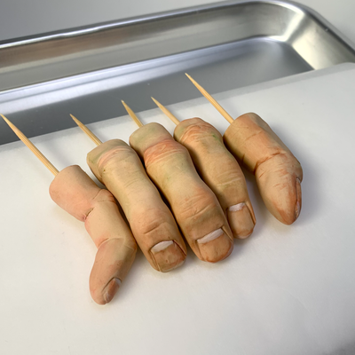 砂糖細工【左手指001】砂糖細工で制作した「左手指」です。 すべてひとつづつ手作業で作っております。  ハロウィンの時や普段でも、グロ怖いケーキの装飾などに大活躍！！