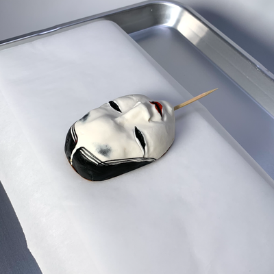 砂糖細工【能面風若女001】 砂糖細工で制作した「能面風 若女」です。 すべてひとつづつ手作業で作っております。それぞれ個性と風合いが違います♡  能面風若女の砂糖細工はいろいろな飾りに使えそうな予感です。 能面としては全く機能不足ですがケーキの飾りとしては抜群です。（注意事項：ふわふわのケーキには向かないです！こちらの砂糖細工は重たいです。） 能面の中の若女は大体20歳頃のピチピチギャルらしいです。  木箱風のケーキの飾りや、真っ赤、真っ黒のケーキにポツンっと飾るのもなんだか迫力があって◎  ちょっぴり