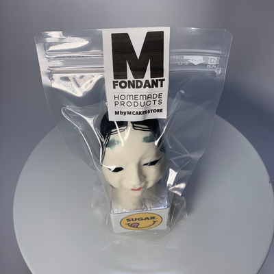 砂糖細工【能面風若女003】 砂糖細工で制作した「能面風 若女」です。 すべてひとつづつ手作業で作っております。それぞれ個性と風合いが違います♡ こちらの能面風若女００３が他の能面砂糖細工と比べて一番重たいです。  能面風若女の砂糖細工はいろいろな飾りに使えそうな予感です。 能面としては全く機能不足ですがケーキの飾りとしては抜群です。（注意事項：ふわふわのケーキには向かないです！こちらの砂糖細工は重たいです。） 能面の中の若女は大体20歳頃のピチピチギャルらしいです。  木箱風のケーキの飾りや、真っ赤、真