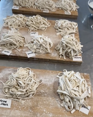 Frisch hergestellte Ramen-Nudeln im Ramen Kochkurs von Bilou Kitchen in München