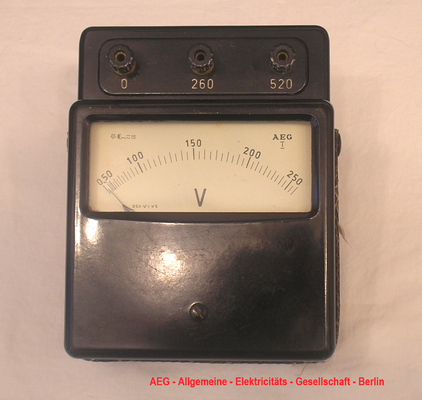 Bild 697 - Fa. AEG – Allgemein – Elekticitäts - Gesellschaft - Dreheisen Voltmeter AC / DC - der Klasse 1,5  %  -  mit 260 / 520 Volt - Fertigungsjahr 1938