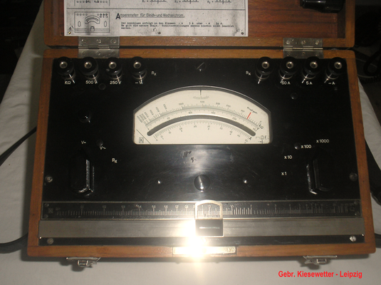 Bild 669 - Gebr. Kiesewetter - Leipzig - Multifunktions Prüfgerät AC - DC - ISO - Ohm . Fertigungsjahr ca. 1950