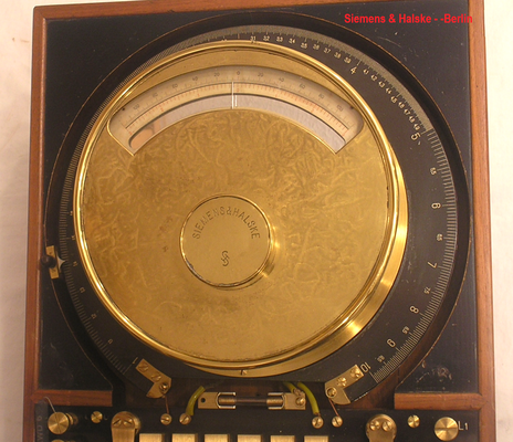 Bild 710-1 - Siemens & Halske - Berlin - Universalmessinstrument Typ. U R I von 1898 für die Reichspost gefertigt.