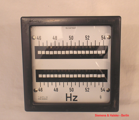 Bild 698 - Siemens & Halske – Berlin - Zungenfrequenzmesser F. res. 46  bis  54 Hz.  - 220 Volt ~ Klasse 0,5 % - Fertigungsjahr 1952