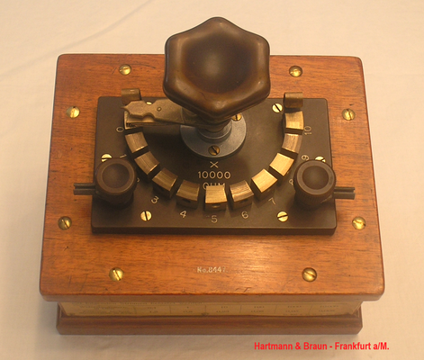 Bild 672 - Hartmann & Braun - Frankfurt a/M. - Kurbelwiderstand mit 10 x 10 000 Ohm – I max. = 8 m Ampere - Fertigungsjahr ca. 1890