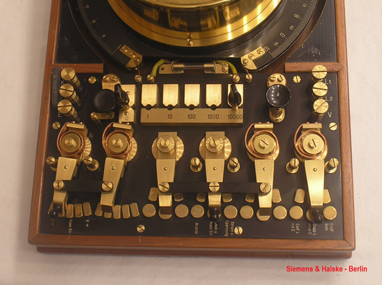 Bild 710-2 - Siemens & Halske - Berlin - Universalmessinstrument Typ. U R I von 1898 für die Reichspost gefertigt.