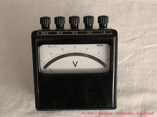 Bild 592 - Fa. AEG – Allgemeine – Elekticitäts - Gesellschaft. - Labor Voltmeter G / W -  Kl. 0,5 % - 0 bis 120 Volt - Fertigungsjahr ca. 1950