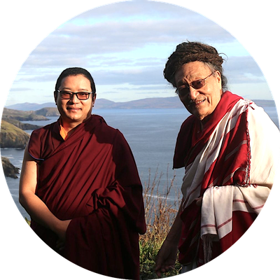 Khamtrul Rinpoche (L), Togden Achos (R), Khampagar Monastery, India. Foto: Veronica Nicholson
