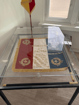 Et le 24 juin 2026, enfin de retour dans la vitrine du bureau du chef de corps ! Juste à temps...