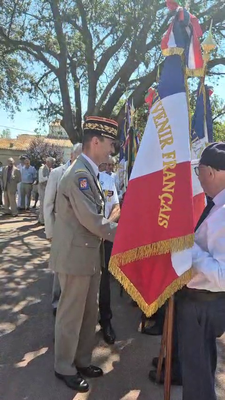 Les remerciements aux porte-drapeaux.