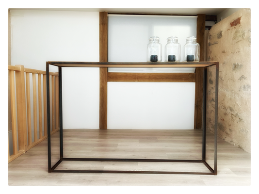 In fine / 2025 / Bocaux, haut-parleurs, sons, console / Durées variables / Diffusion en boucle / Musique par Chocolate Queens, Losses, 2025 / 125x151x31 cm l'ensemble