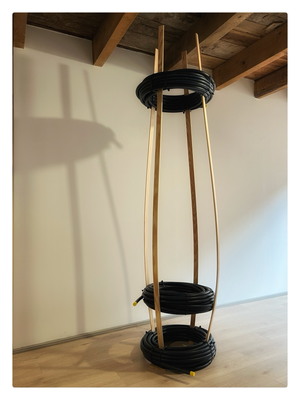 Système pseudo-isolé / 2025 / Tuyaux, bois, eau / 220x50x50 cm