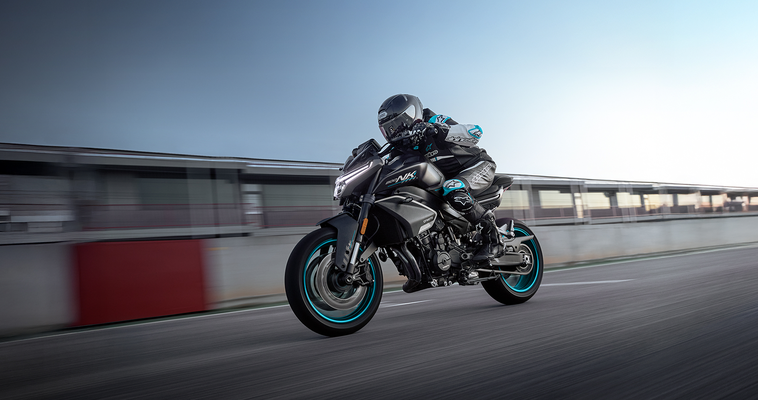 CFMOTO 800NK Advanced - Linke Ansicht mit Fahrer auf Schnellstrasse fahrend