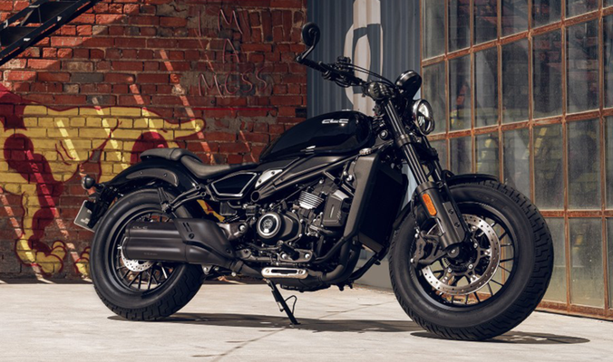 CFMOTO 450CL-C - Nebula Black rechte schräge Ansicht auf Seitenständer