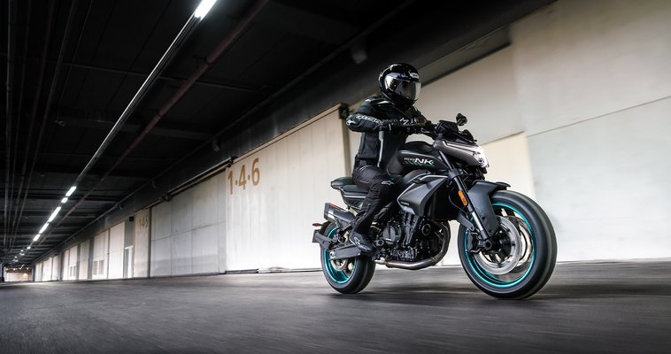 CFMOTO 800NK Advanced - Rechte Ansicht mit Fahrer durch Unterführung fahrend